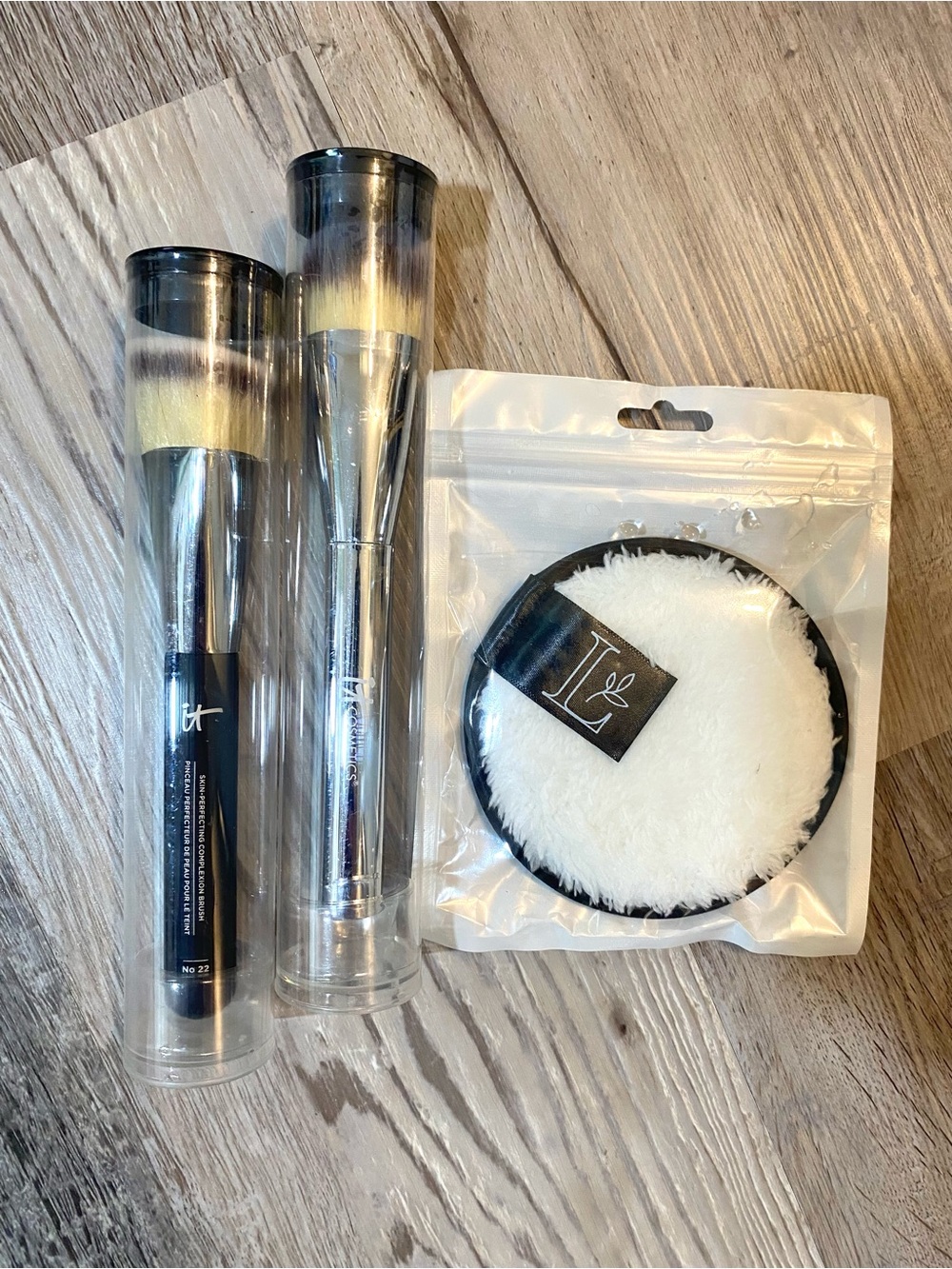 iT Cosmetics Foundation Brush Lot & Makeup Removal Pad